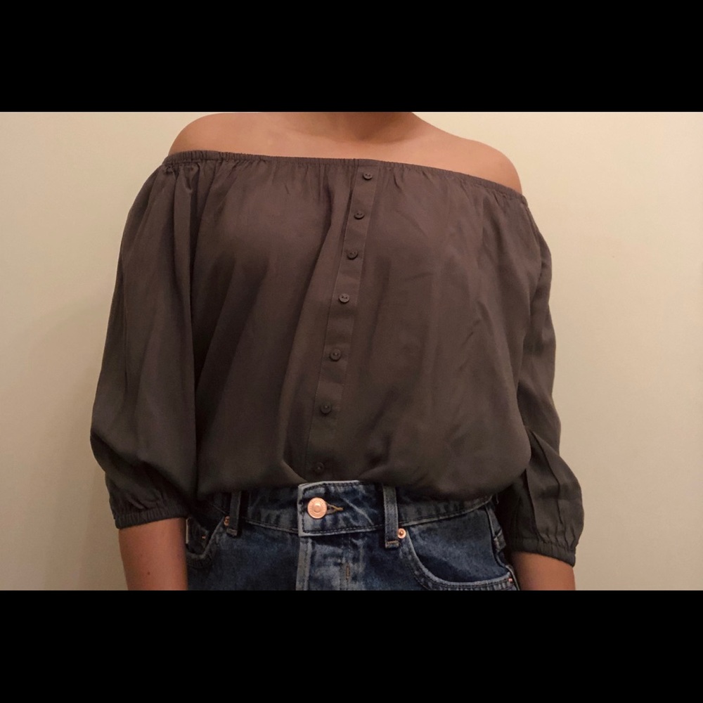 BRAND NEW Off-The-Shoulder Top